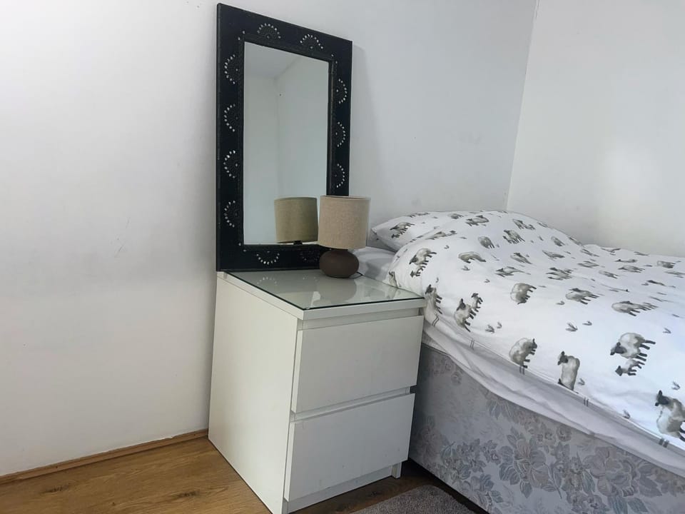 Compact single room B near Heathrow with 24 buses to all Terminals Vacation rental in London Borough of Hounslow