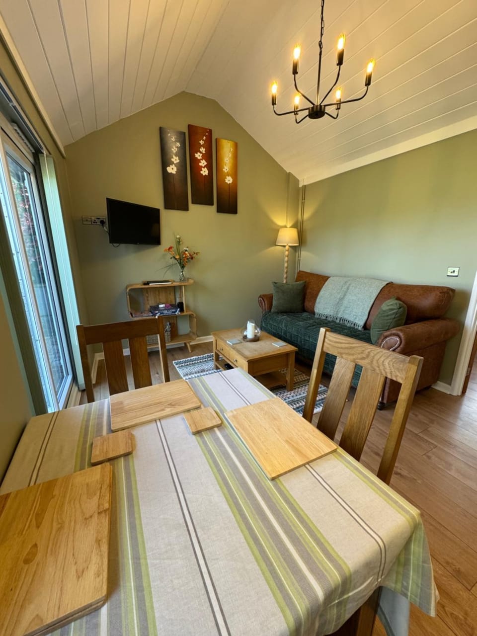 Dining area, pet friendly