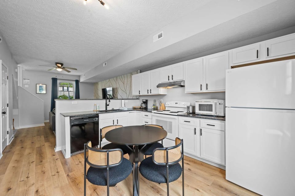 2BR Condo Near Ark for 6 Guests - Free Parking Apartment in Williamstown