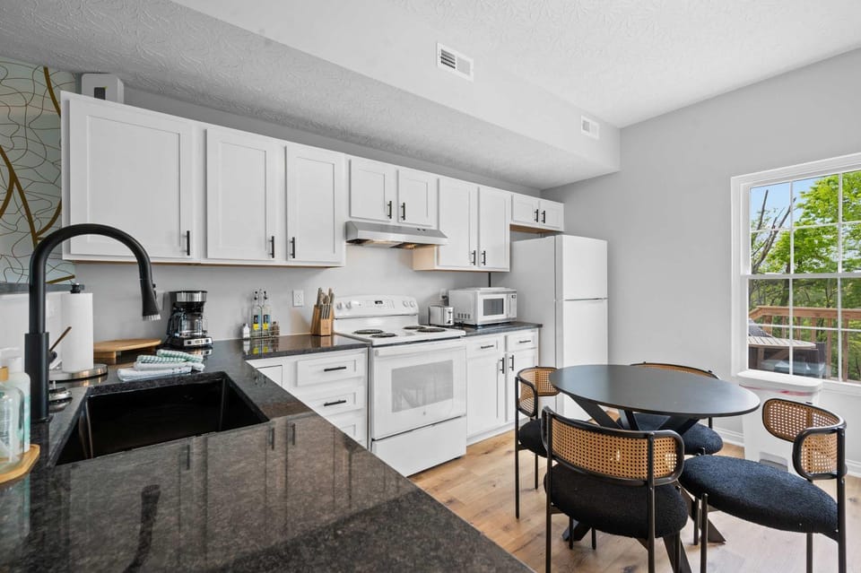 2BR Condo Near Ark for 6 Guests - Free Parking Apartment in Williamstown