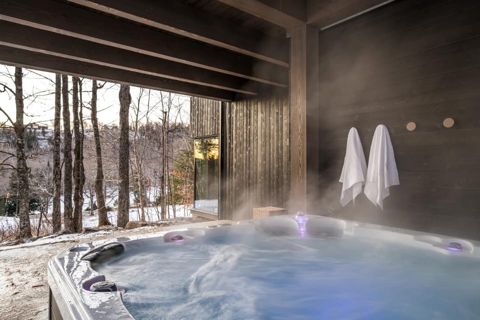 NEW! Lagom Tyst Chalet 7 Bedroom Hot Tub Near Resort Chalet in Mont-Tremblant