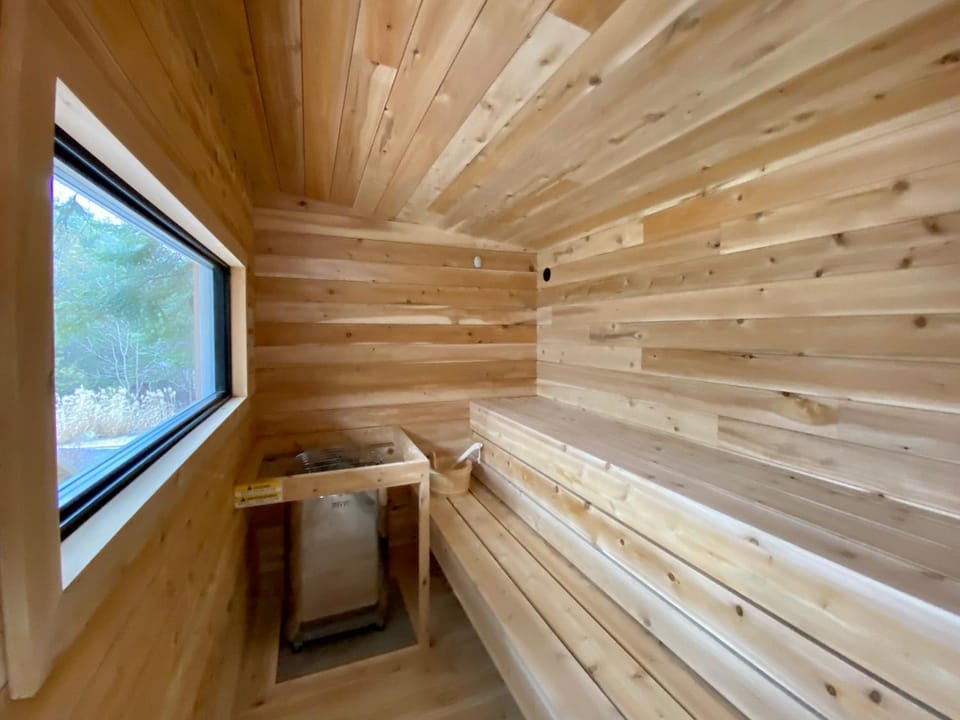 La Maison Blanche | Hot Tub & Sauna | Pool Table, Fire Pit & Close to Resort Country House in Mont-Tremblant