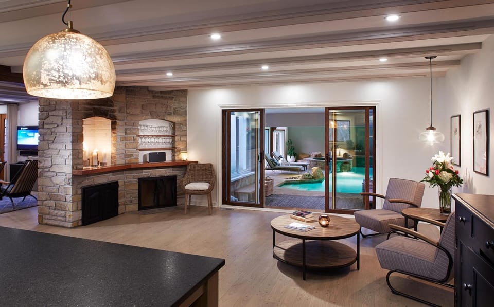 Le Manoir 9 bedrooms Indoor Pool Walk to Resort Chalet in Mont-Tremblant
