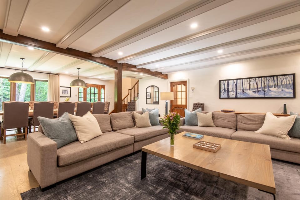 Le Manoir 9 bedrooms Indoor Pool Walk to Resort Chalet in Mont-Tremblant