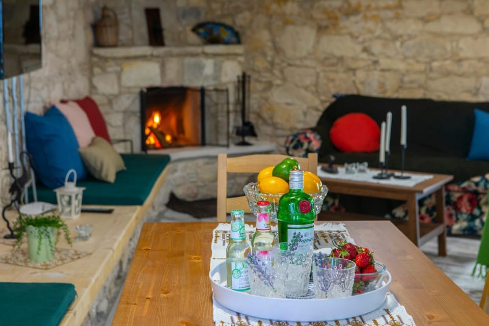 Food and drinks, Seating area, fireplace