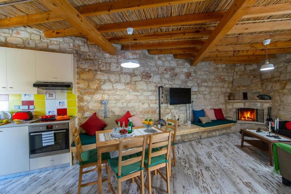 Kitchen or kitchenette, Dining area, oven