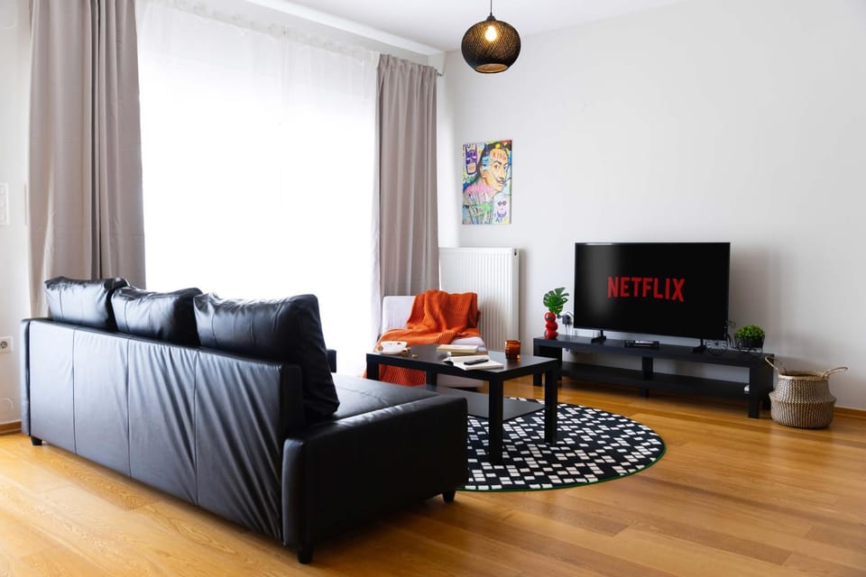 TV and multimedia, Living room, Seating area, Evening entertainment