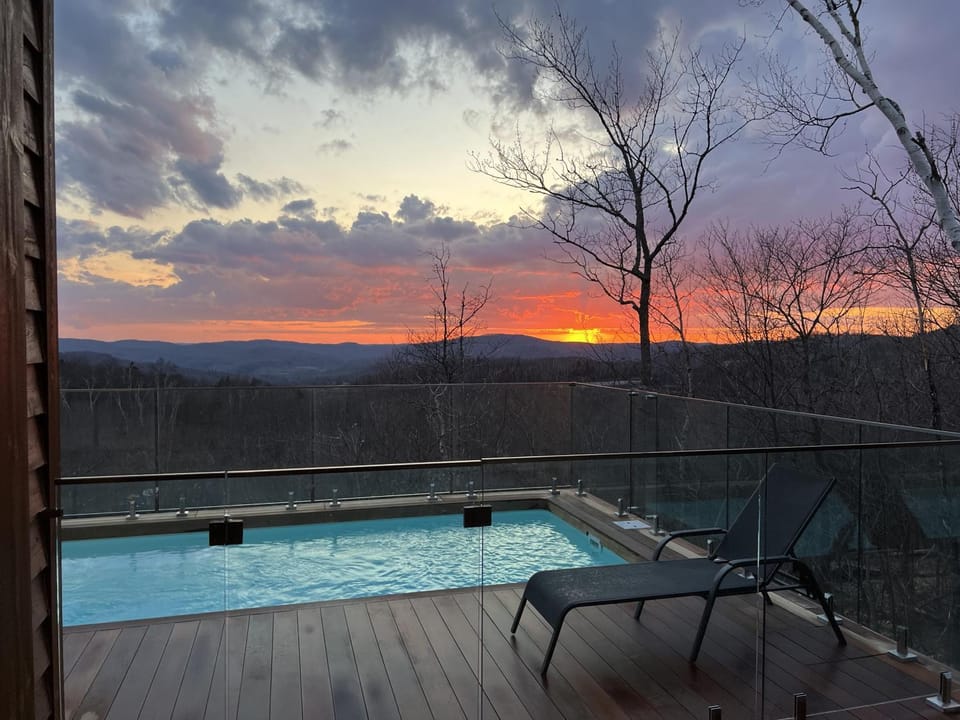 NEW! Villa Panorama 4 Seasons Heated Pool Hot Tub Chalet in Mont-Tremblant