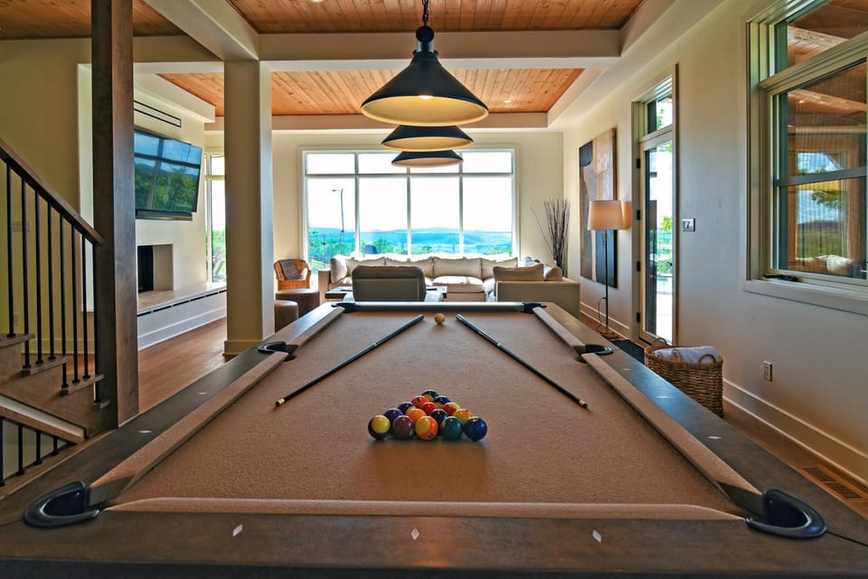 NEW! Villa Panorama 4 Seasons Heated Pool Hot Tub Chalet in Mont-Tremblant