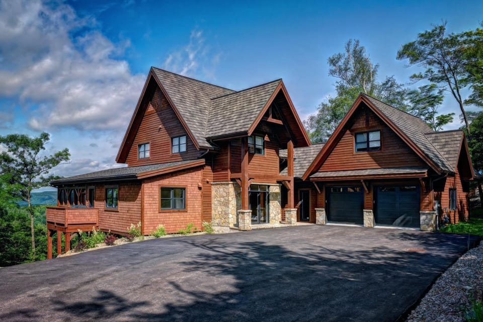 NEW! Villa Panorama 4 Seasons Heated Pool Hot Tub Chalet in Mont-Tremblant