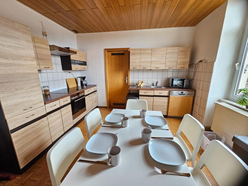 Kitchen or kitchenette, Seating area, Dining area, microwave, oven