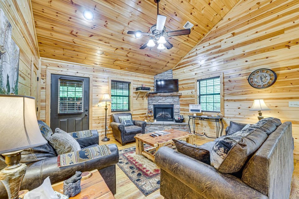 Private Hot Tub & Deck: Woodsy Broken Bow Retreat House in Oklahoma