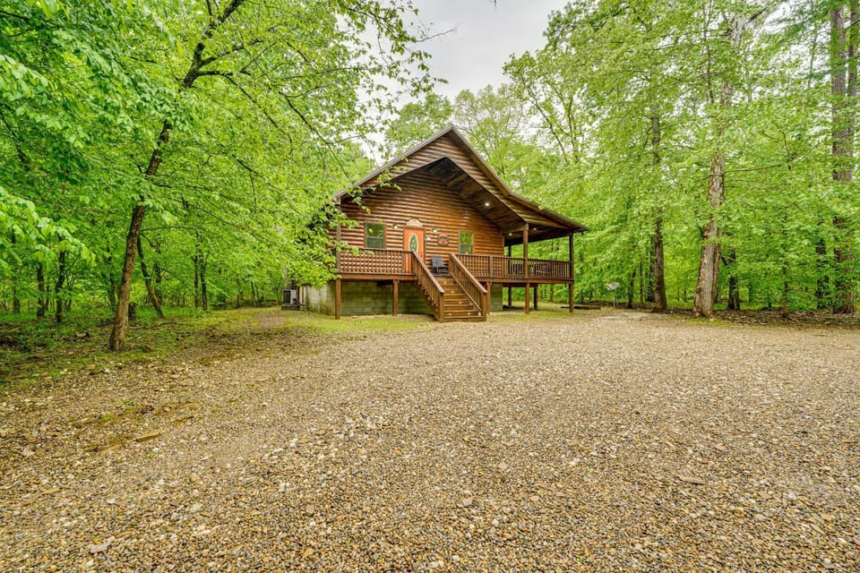 Private Hot Tub & Deck: Woodsy Broken Bow Retreat House in Oklahoma