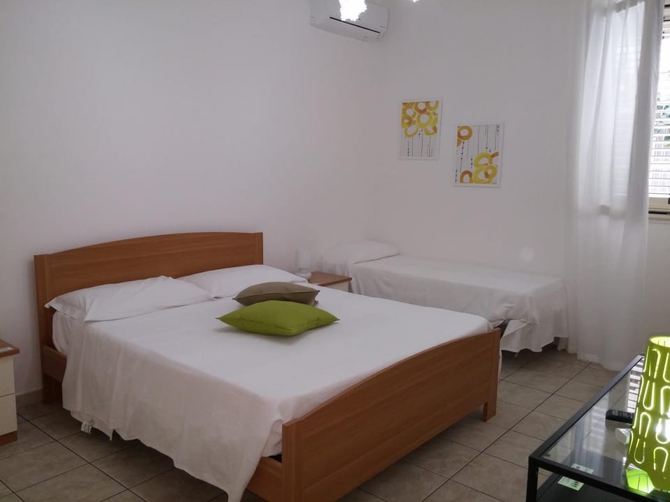 Bed, Bedroom, children, young children, older children, group of guests, Family