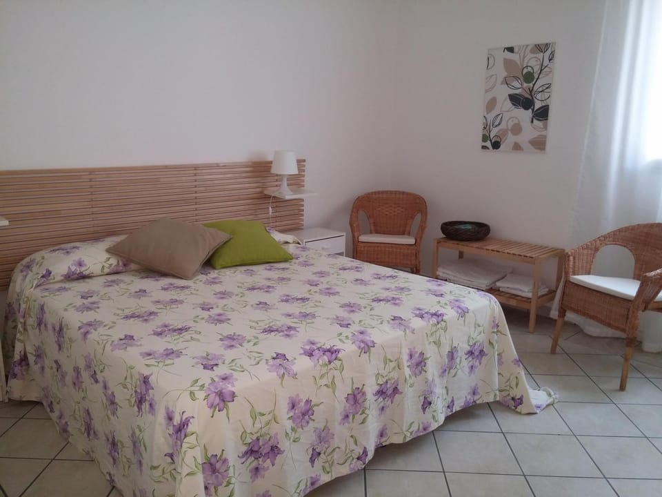 Bedroom, children, group of guests, Family