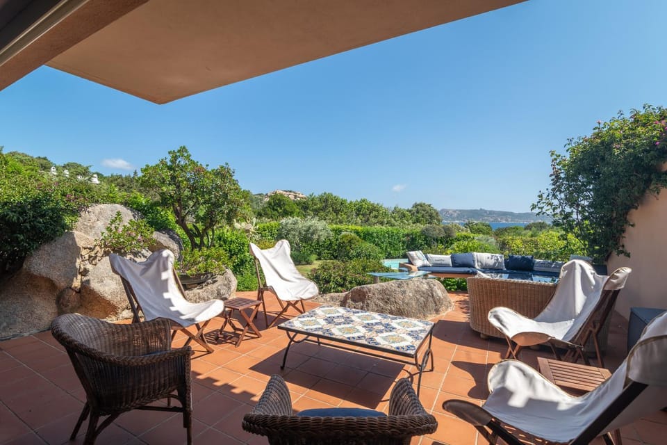 Property building, Balcony/Terrace, Living room