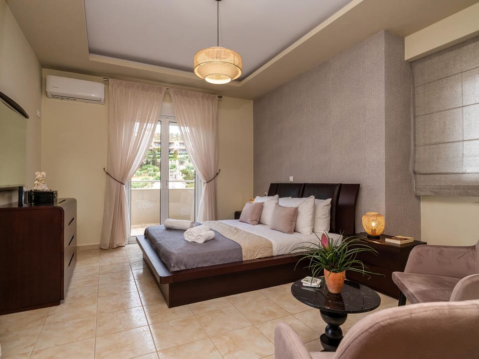 Bed, Living room, Photo of the whole room, Seating area, Bedroom, air conditioner