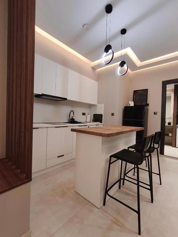 Kitchen or kitchenette, Dining area, stove