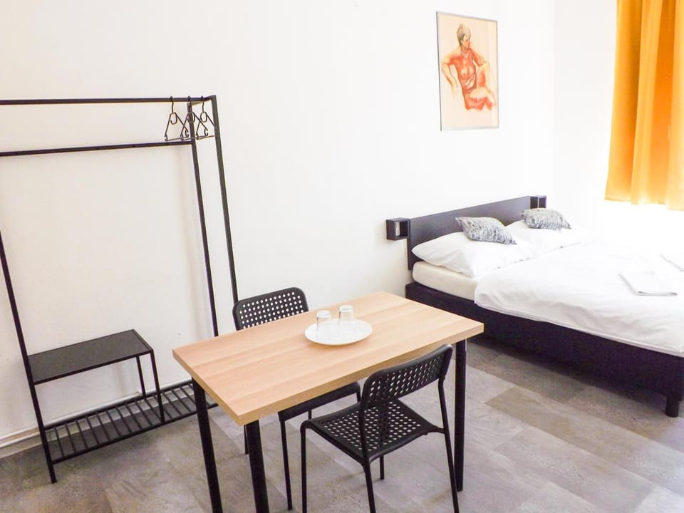 Bed, Photo of the whole room, Seating area, Bedroom, towels