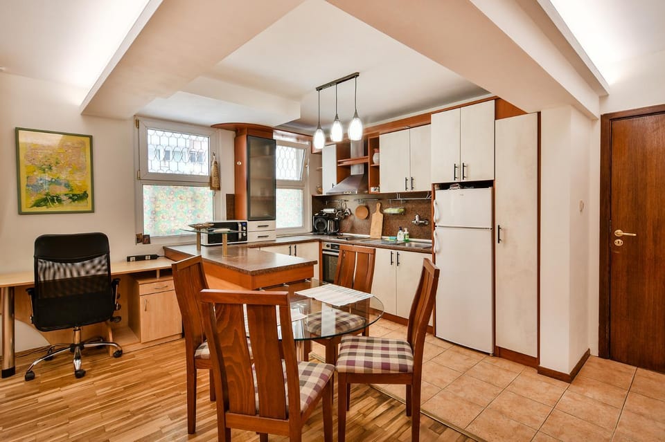 Kitchen or kitchenette, Living room, Dining area, oven, stove