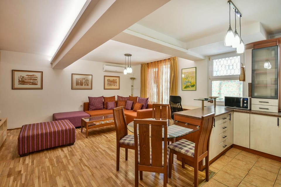 TV and multimedia, Kitchen or kitchenette, Living room, Dining area