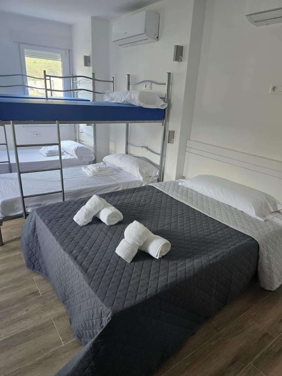 Bed, Photo of the whole room, bunk bed, air conditioner