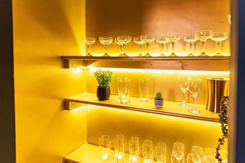 Lounge or bar, Food and drinks, Drinks, Alcoholic drinks