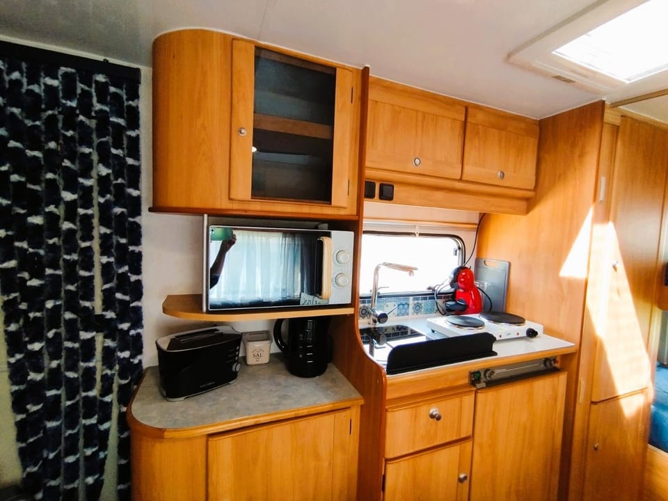 Kitchen or kitchenette, minibar, stove, toaster