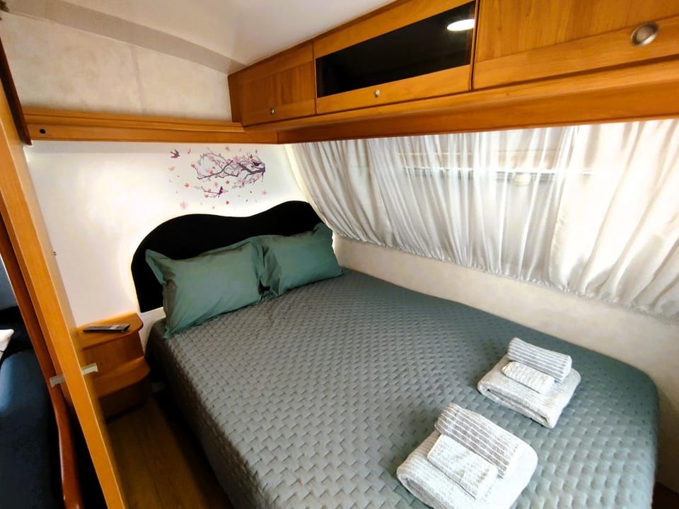 Bed, Bedroom, towels