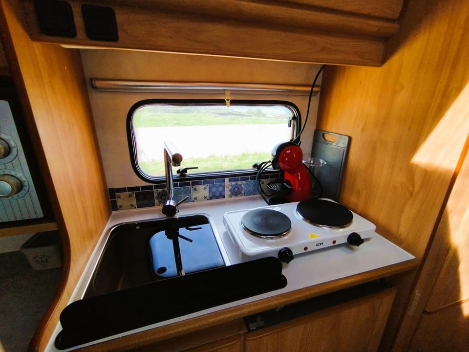 Kitchen or kitchenette, minibar, stove