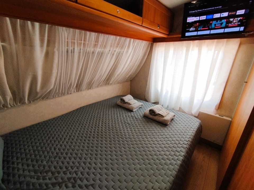 Bed, TV and multimedia, Bedroom, towels