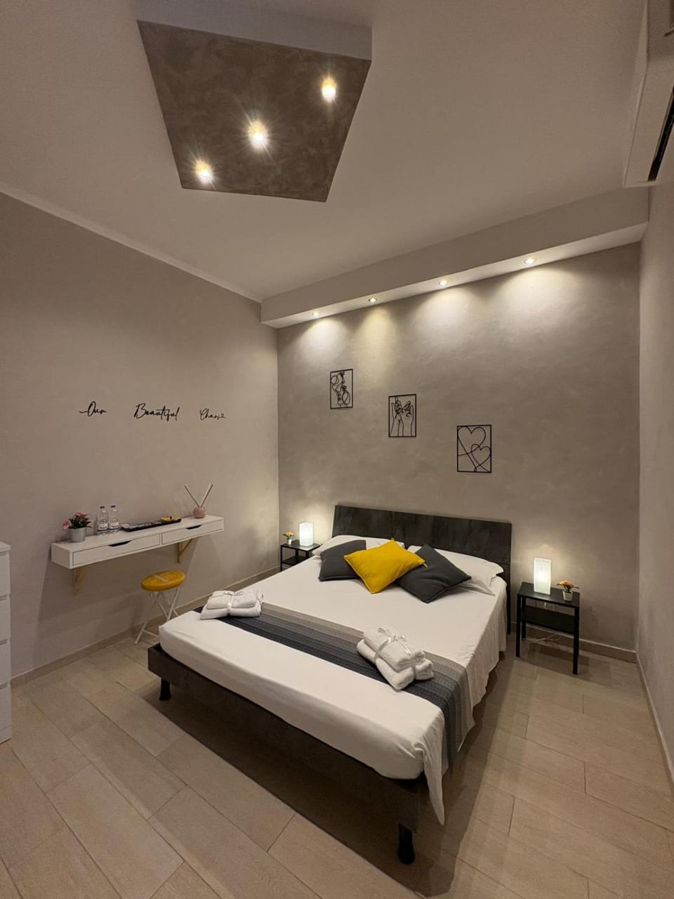 Bed, Photo of the whole room, towels