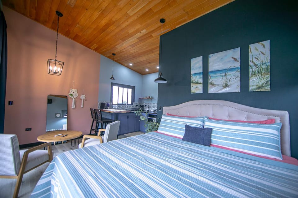 Refugio Turquesa-Luxury King Suite with Private Jacuzzi Balcony-5 min to La Fortuna Villa in Alajuela Province