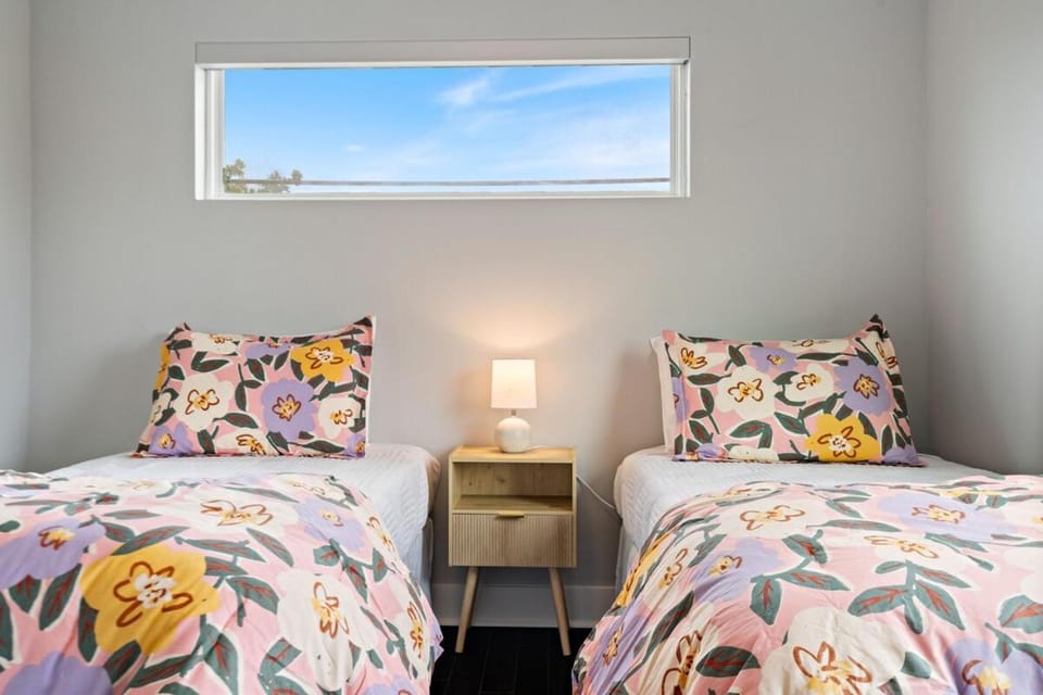 3BR Austin Escape Private Cowboy Pool & Casita House in Montopolis