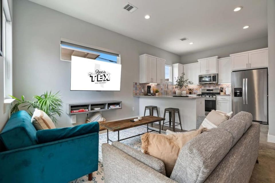 3BR Austin Escape Private Cowboy Pool & Casita House in Montopolis