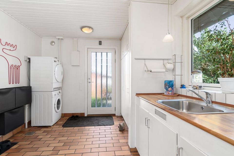 Kitchen or kitchenette, washing machine, dryer