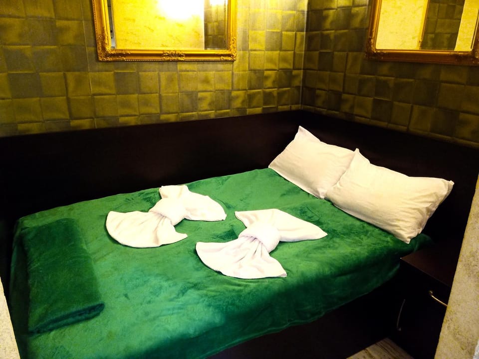 Bed, Bedroom, towels