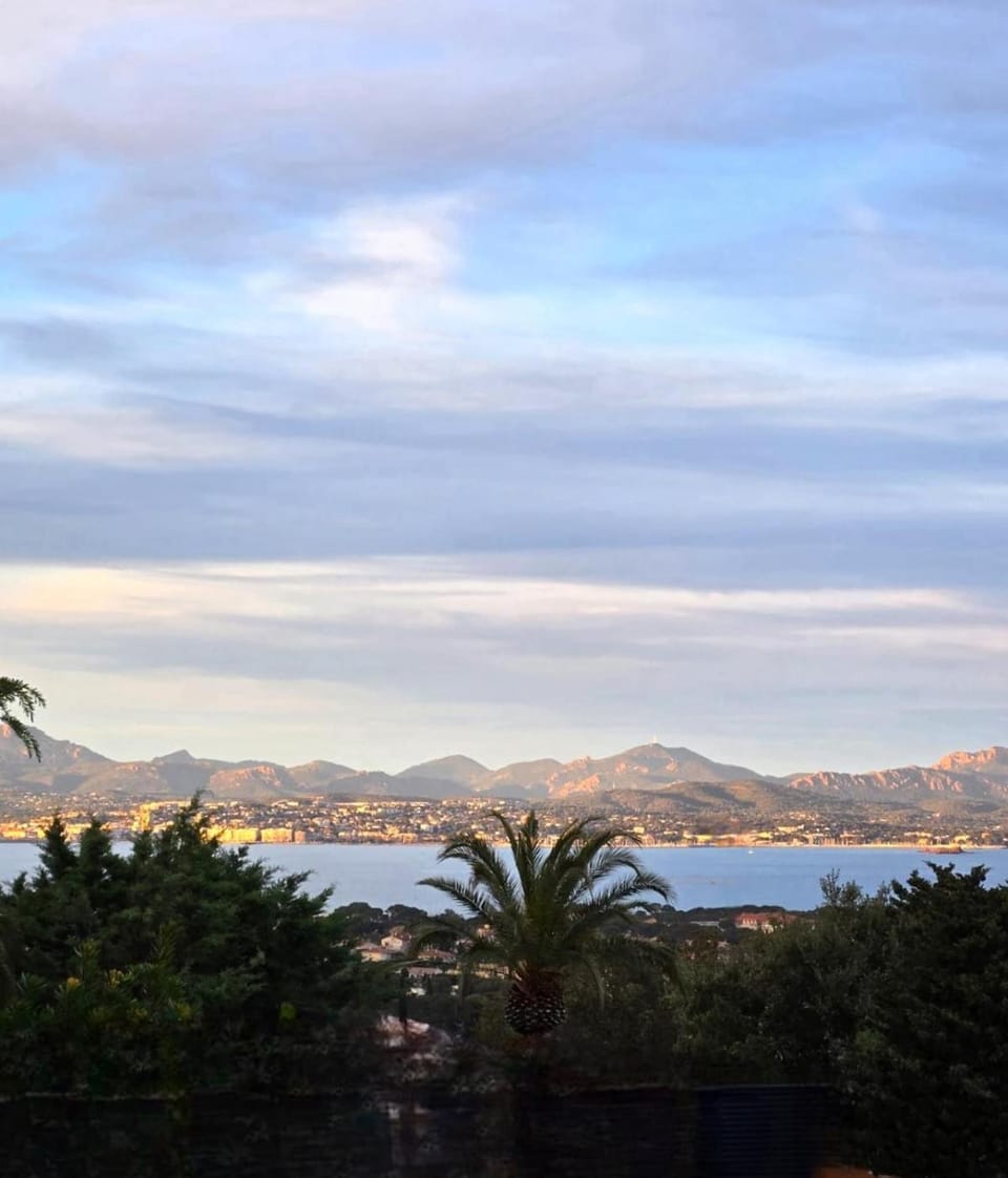 Villa Bali, magnifique vue mer et Esterel Villa in Roquebrune-sur-Argens