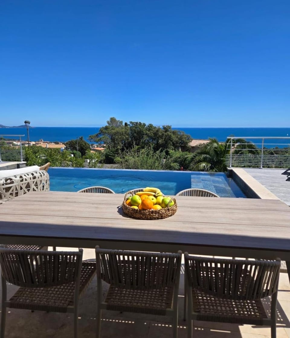 Villa Bali, magnifique vue mer et Esterel Villa in Roquebrune-sur-Argens