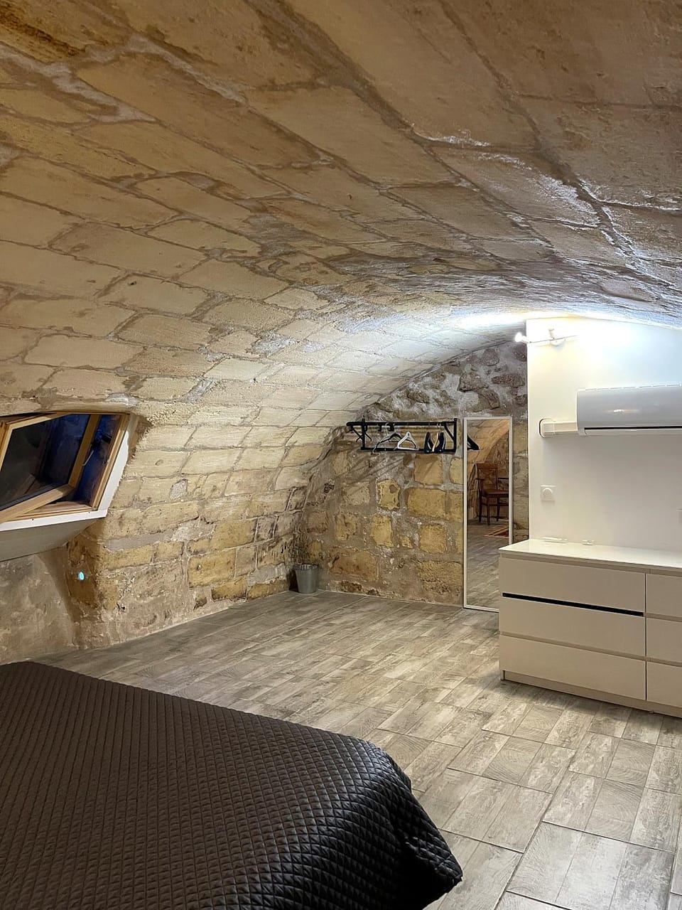 Photo of the whole room, Bedroom, storage, air conditioner