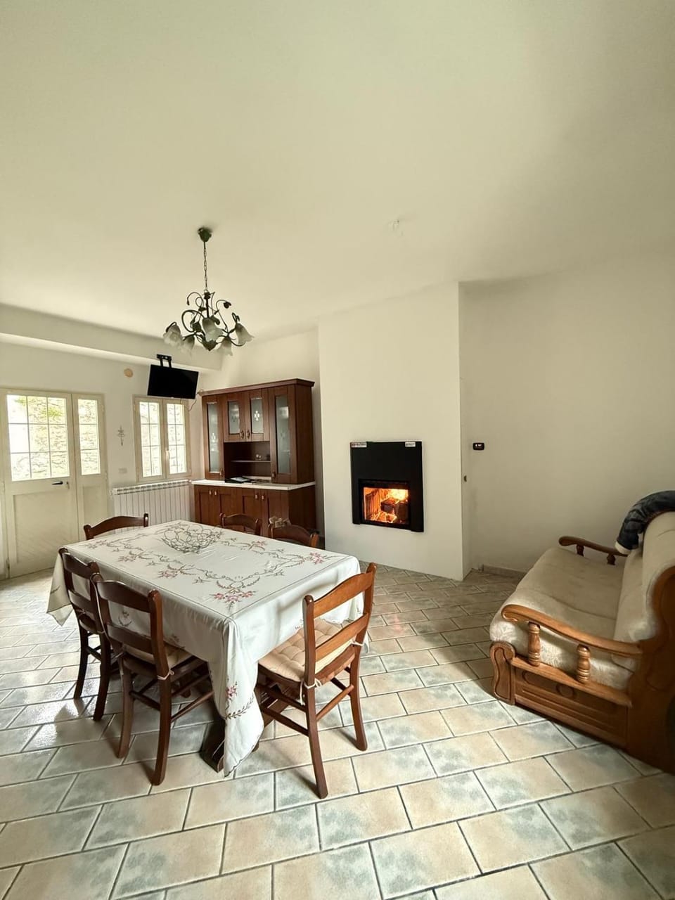 TV and multimedia, Seating area, Dining area