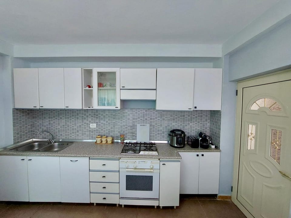 Kitchen or kitchenette, dishwasher, stove