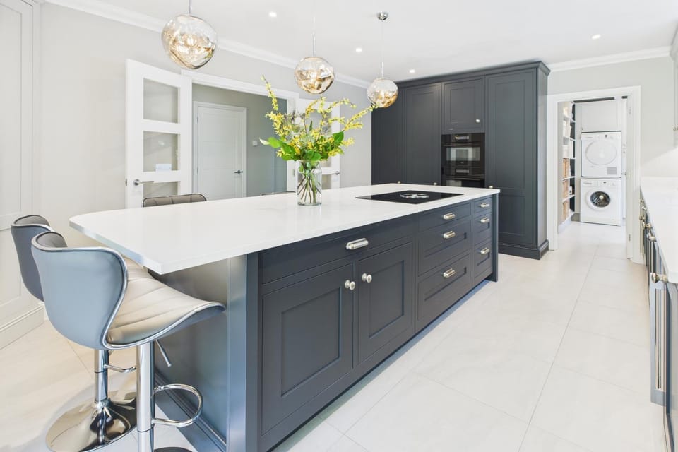 Kitchen or kitchenette, dishwasher, oven