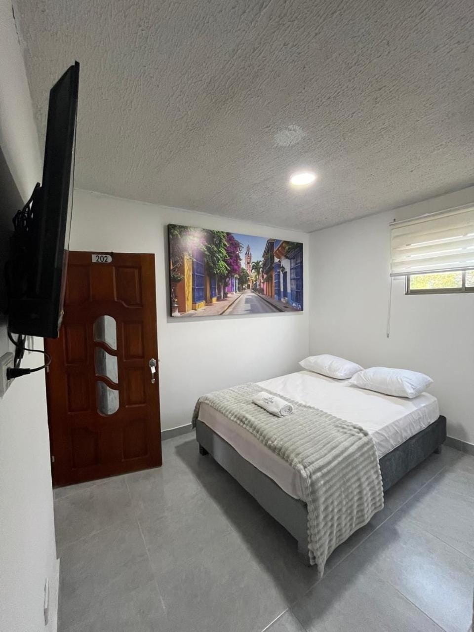 Bed, TV and multimedia, Photo of the whole room, Bedroom