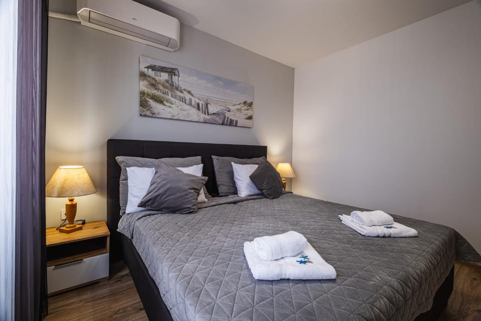 Bed, Photo of the whole room, Bedroom, Family, towels, air conditioner