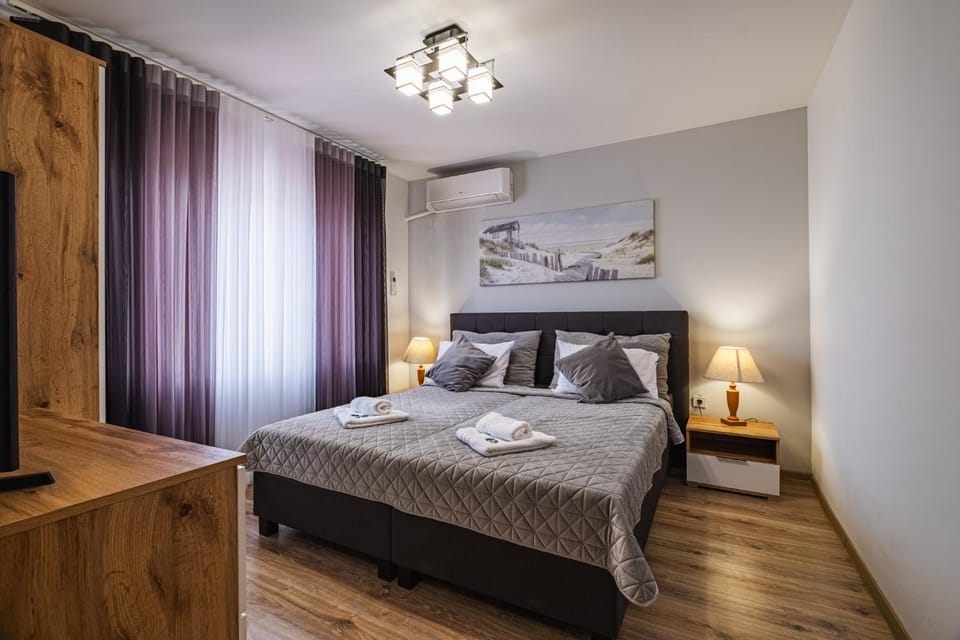 Bed, Photo of the whole room, Decorative detail, Bedroom, Family, towels