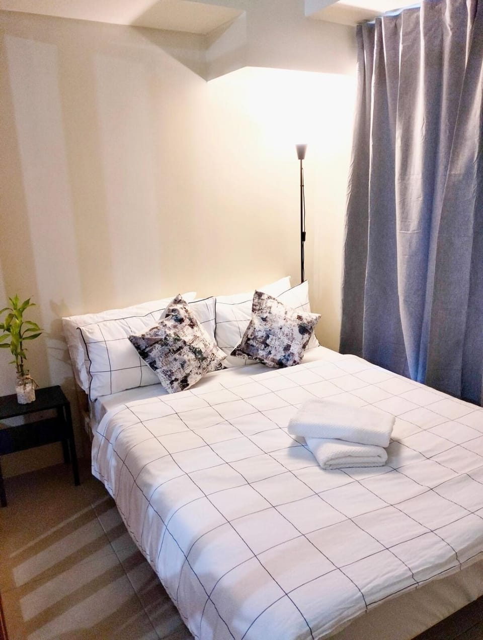 Bed, towels