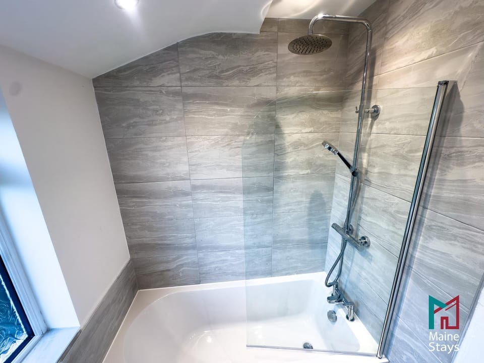 Modern 3 Bedroom Home, 6 beds, Free Parking, 500MBS, Netflix, Near Coventry City Centre & Hospital, Contractors, Families, Apple Air Play House in Coventry