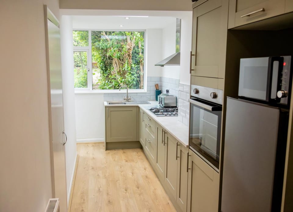 Modern 3 Bedroom Home, 6 beds, Free Parking, 500MBS, Netflix, Near Coventry City Centre & Hospital, Contractors, Families, Apple Air Play House in Coventry