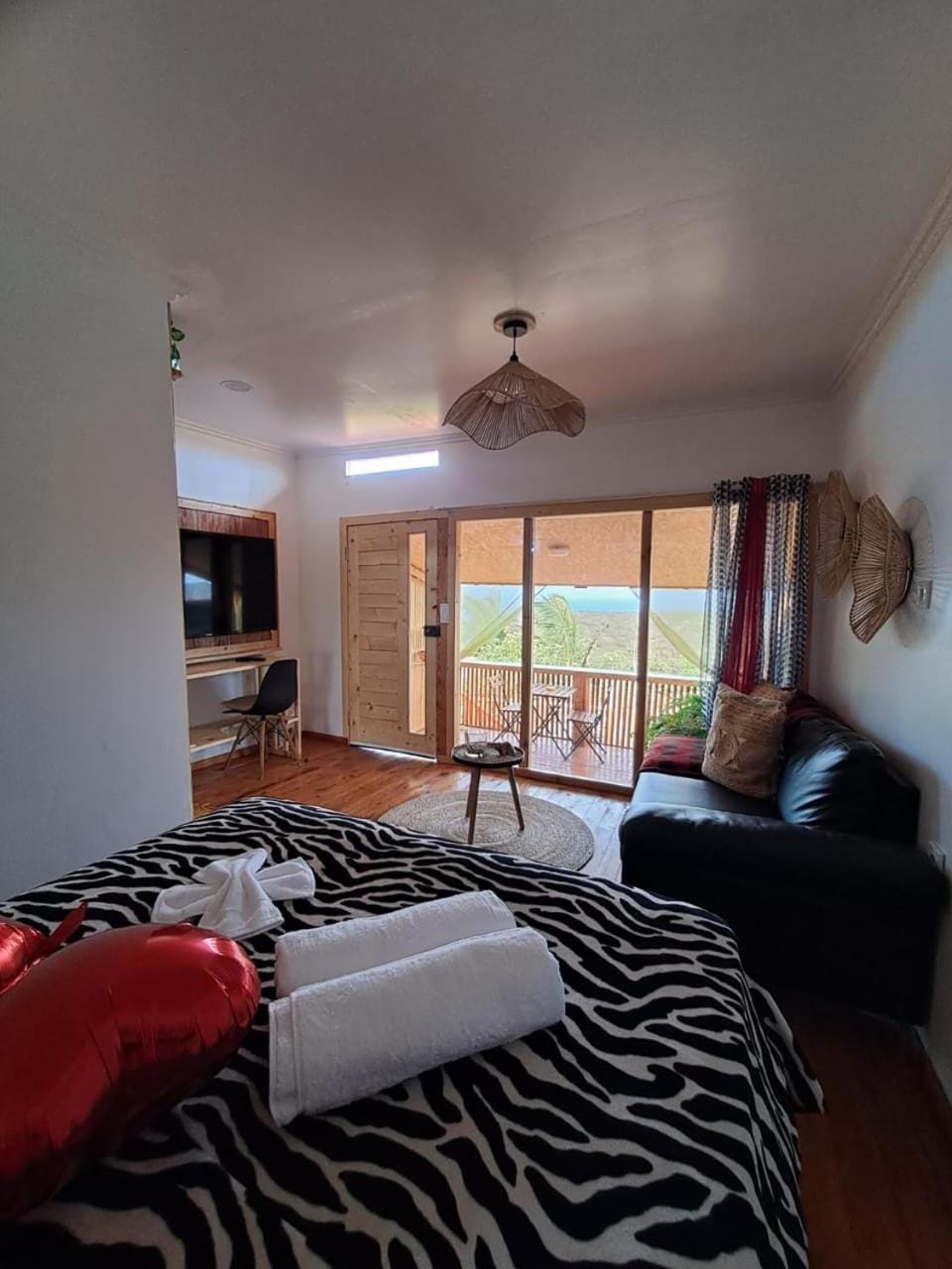 Communal lounge/ TV room, Bed, TV and multimedia, Living room, Photo of the whole room, Seating area, Evening entertainment, Bedroom